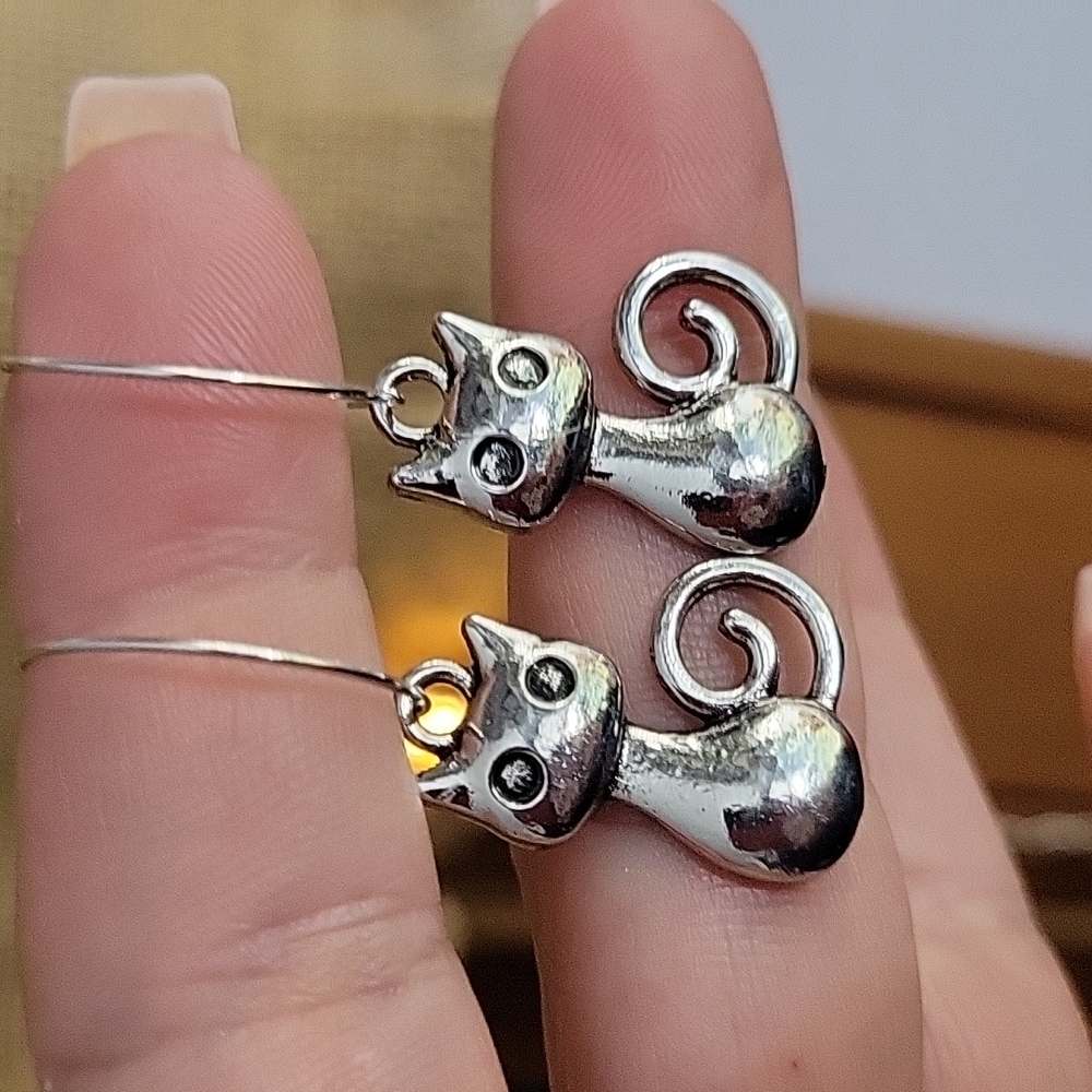 🔥LAST PAIR🔥 MCM Style Cat Hoop Drop Earrings - Picture 4 of 4